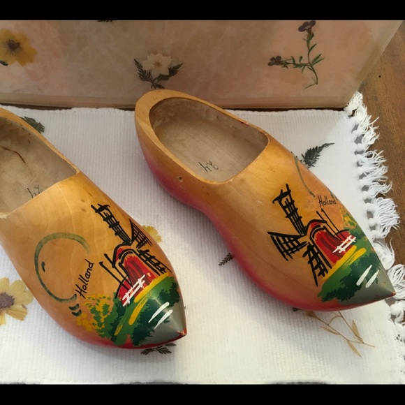 HAND PAINTED WOODEN SHOES FROM HOLLAND - Picture 2 of 3